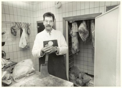 Scharrelslager Borst van de Schotersingel. NL-HlmNHA 54023562