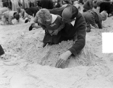 Schatgraven in Egmond aan Zee, Bestanddeelnr 904-7362