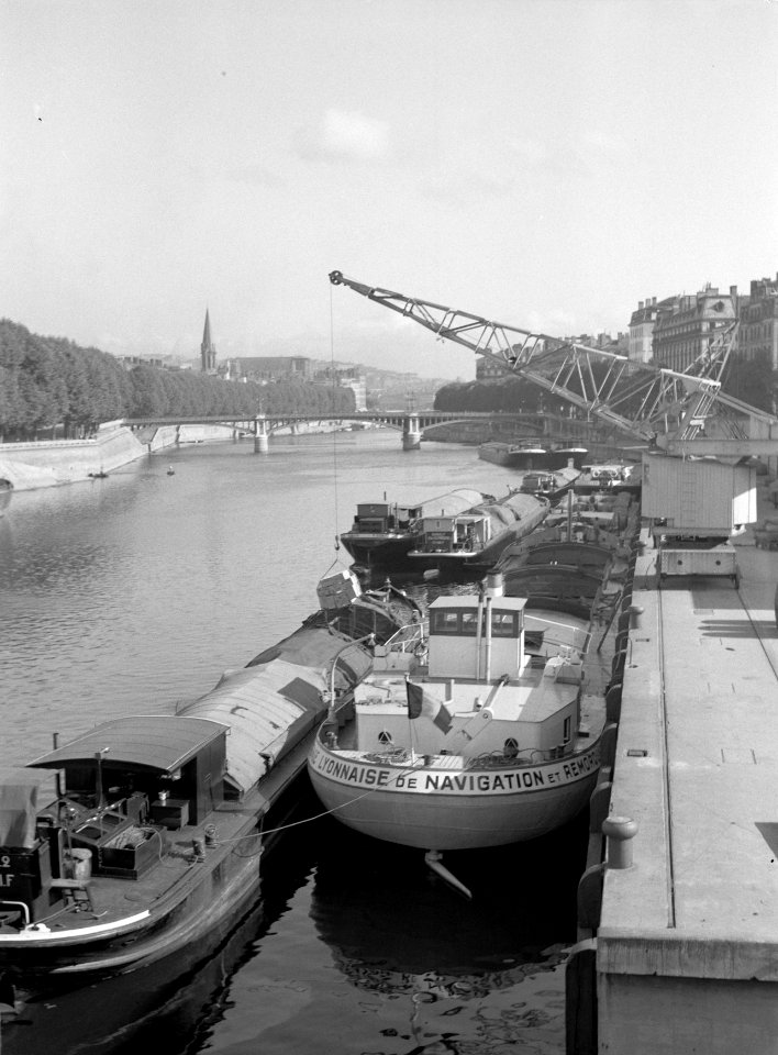 Schepen op de Saone en een hijskraan op de Quai dOccident, Bestanddeelnr 191-0440