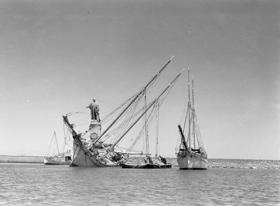 Schepen in Port-Said. Voor het standbeeld van De Lesseps een deels gekanteld sch, Bestanddeelnr 191-0042