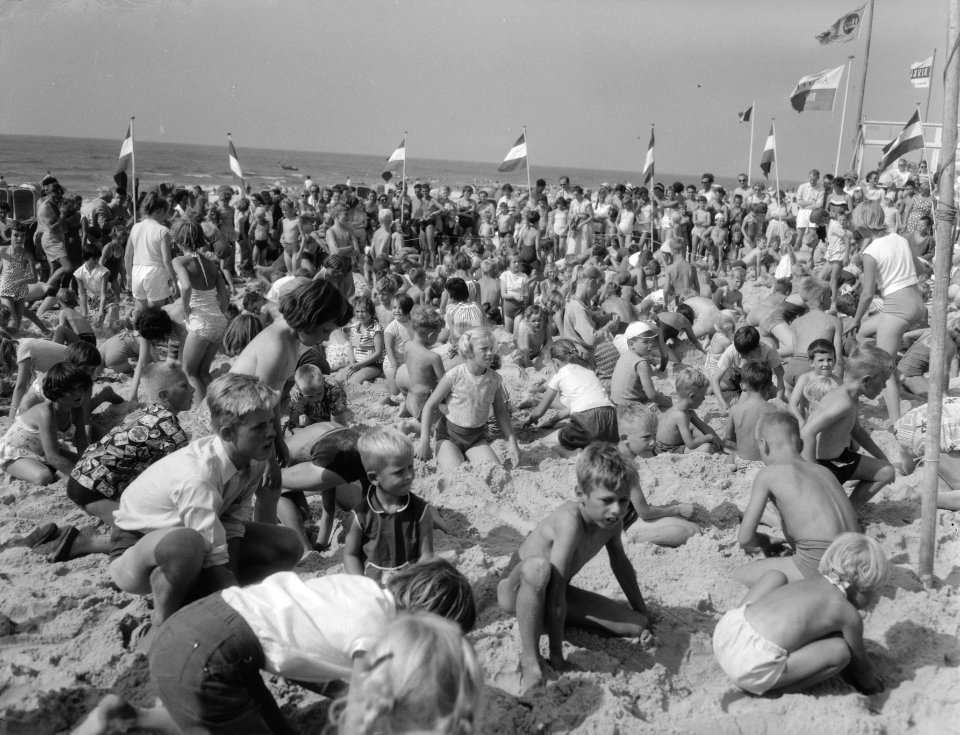 Schatgraverij op het strand van Bergen aan Zee, Bestanddeelnr 909-8037