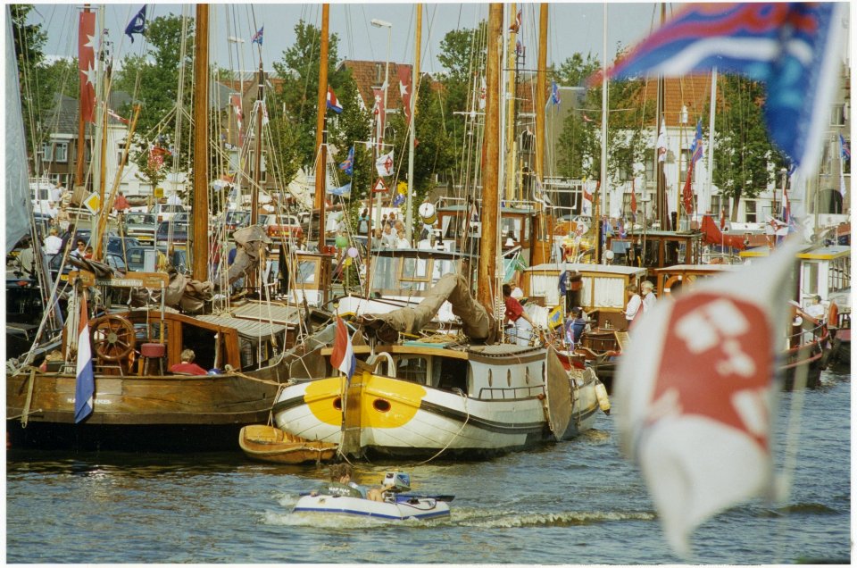 Schepen van de historische Zalmvlloot in het Spaarne t.g.v. 750 jaar Haarlem. NL-HlmNHA 54036049