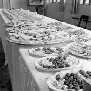 Schalen en borden met hapjes en bonbons, op de achtergrond koppen en schotels, Bestanddeelnr 255-8488