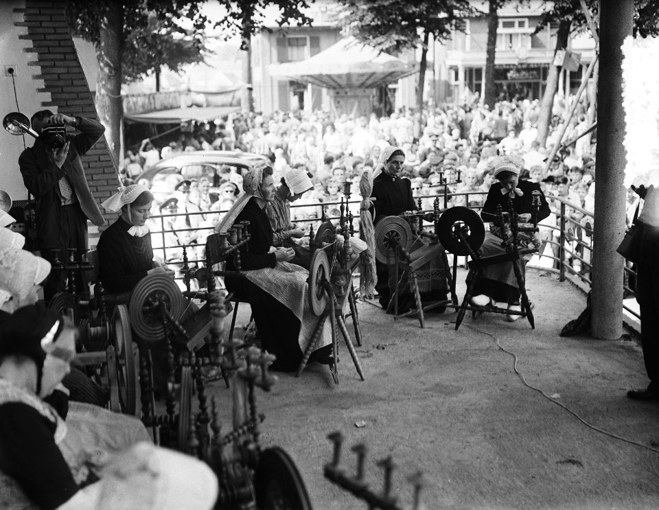 Schapenfeest Ede op de Veluwe, vrouwen aan het spinnewiel, Bestanddeelnr 907-2812