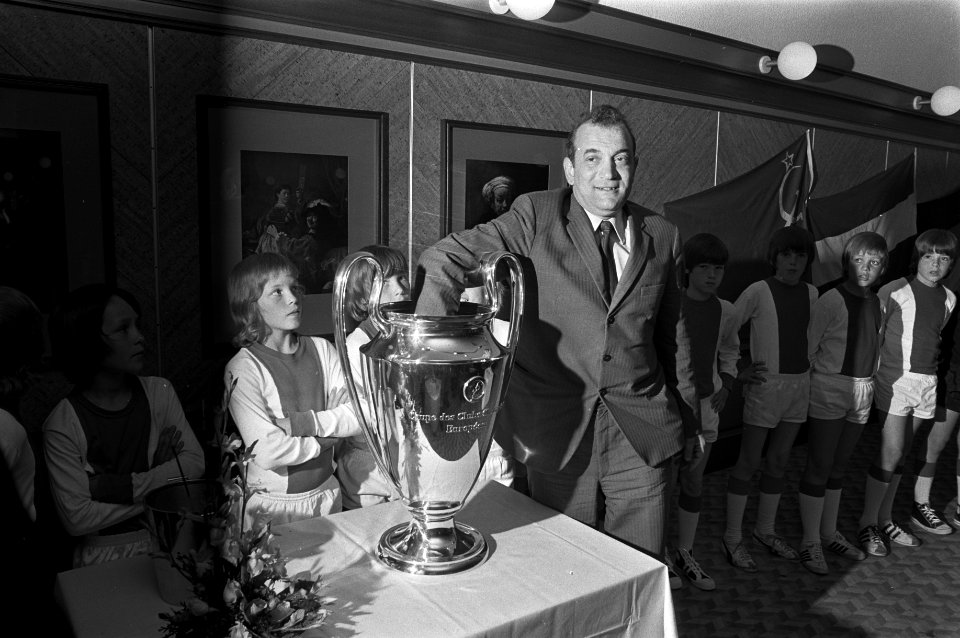 Schaker Viktor Kortsjnoj tijdens de loting, waarbij een lot uit de Europacup-bek, Bestanddeelnr 925-6259