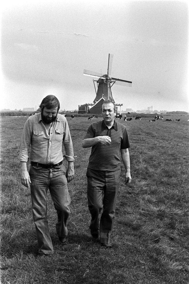 Schaker Victor Kortsjnoi (rechts) te Westzaan, aan de wandeling met de heer Moo…, Bestanddeelnr 928-7300