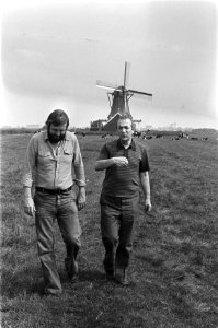 Schaker Victor Kortsjnoi (rechts) te Westzaan, aan de wandeling met de heer Moo…, Bestanddeelnr 928-7300