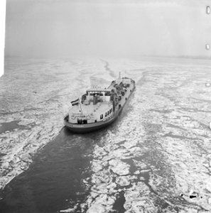 Scheepvaartverkeer in moeilijkheden op het IJsselmeer. De tanker BP Holland 25 was, Bestanddeelnr 915-8544
