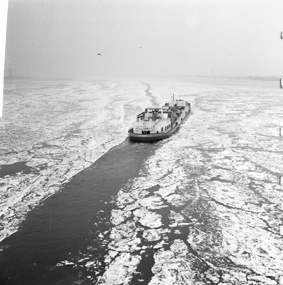 Scheepvaartverkeer in moeilijkheden op het IJsselmeer. Tussen Oranjesluizen en h, Bestanddeelnr 915-8548