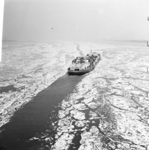 Scheepvaartverkeer in moeilijkheden op het IJsselmeer. Tussen Oranjesluizen en h, Bestanddeelnr 915-8548