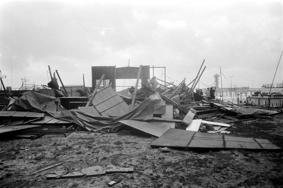Schade door hevige storm pannekoekenhuis in Scheveningen verwoest, Bestanddeelnr 928-3417