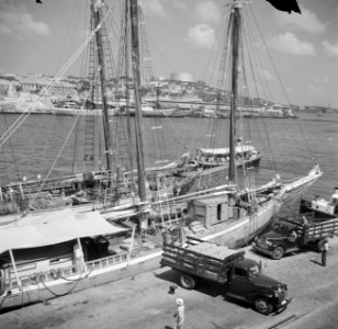 Schepen aan de Handelskade in Willemstad op Curaçao, Bestanddeelnr 252-7207