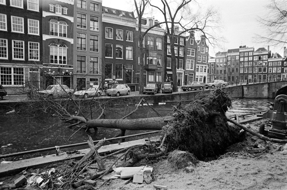 Schade door hevige storm omgewaaide boom in Reguliersgracht Amsterdam, Bestanddeelnr 928-3415
