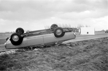 Schade door hevige storm auto en caravan ondersteboven op weg naar Den Haag, Bestanddeelnr 928-3418