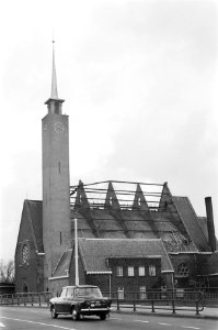 Schade door hevige storm dak van St Annakerk in Amstelveen gewaaid, Bestanddeelnr 928-3422