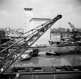 Schepen waaronder de Consolidation voor een pakhuis van de Schweizerische Reeder, Bestanddeelnr 254-1280