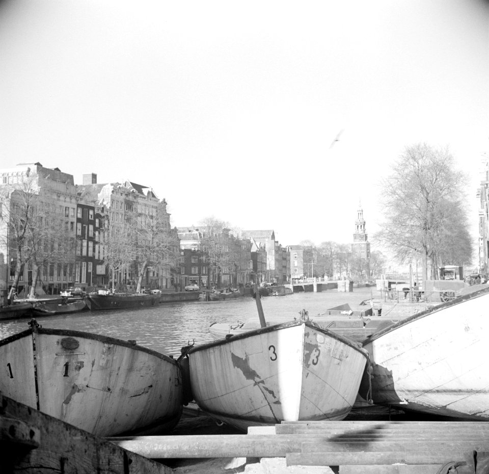 Schepen aan de Oostersekade in Amsterdam op de achtergrond de Montelbaanstoren,, Bestanddeelnr 254-5568