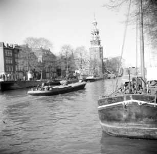 Schepen aan de Oostersekade in Amsterdam op de achtergrond de Montelbaanstoren, Bestanddeelnr 254-5569