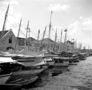 Schepen aan de De Ruijterkade in Willemstad in Curaçao, Bestanddeelnr 252-7270