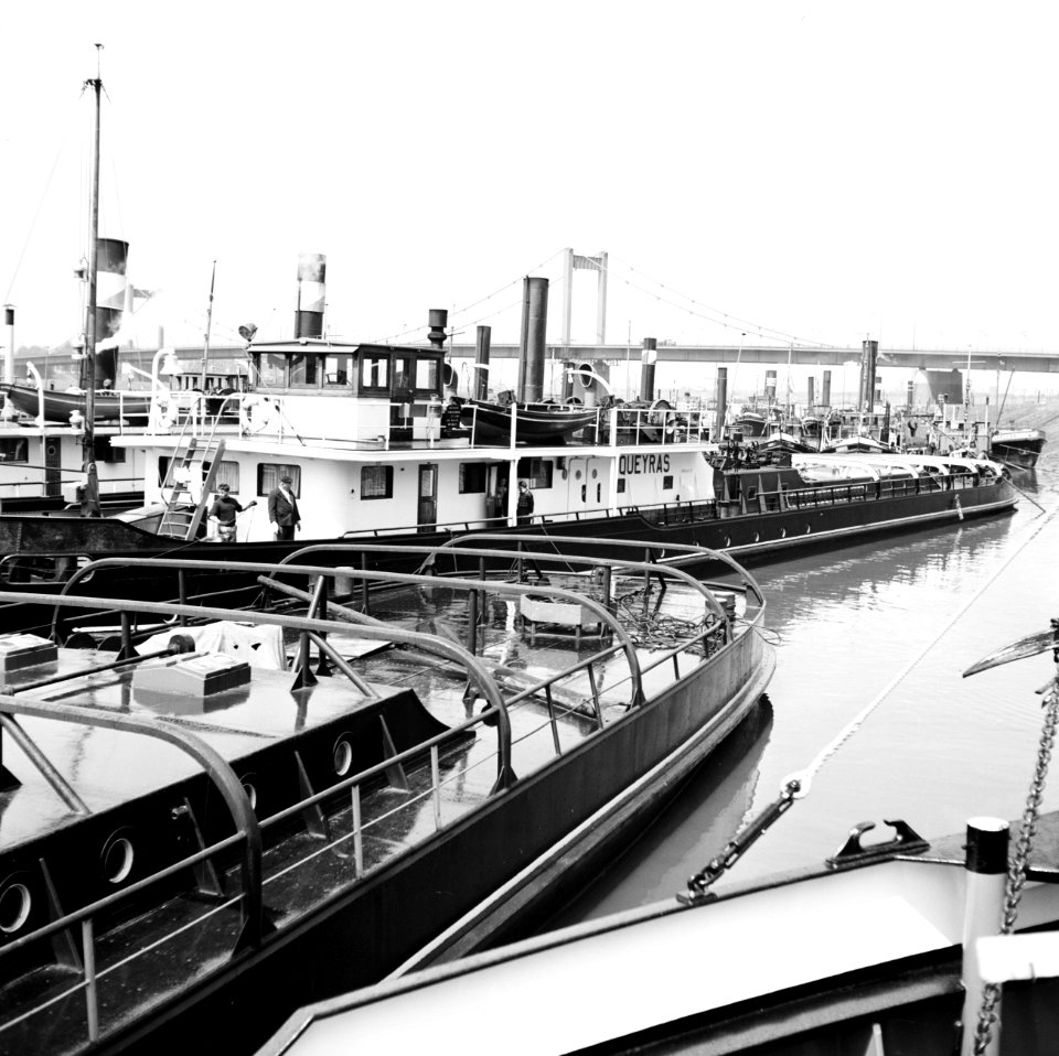 Schepen waaronder de Queyras aangemeerd in de haven Duisburg-Ruhrort, Bestanddeelnr 254-0989