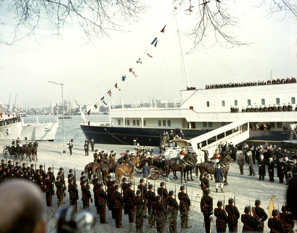 Schepen, koninginnen, koetsen, Elisabeth, Juliana, koningin, Bestanddeelnr 254-7273