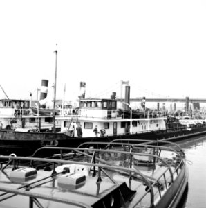 Schepen waaronder de Queyras in de haven Duisburg-Ruhrort, Bestanddeelnr 254-0987