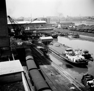 Schepen waaronder de Mesocco in de haven van Bazel-Kleinhüningen, gezien vanaf d, Bestanddeelnr 254-1282