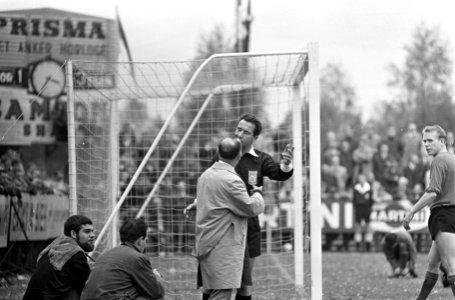 Scheidsrechter Schalks stuurt de trainer van FC-Twente Kees Rijvers weg, Bestanddeelnr 919-6555