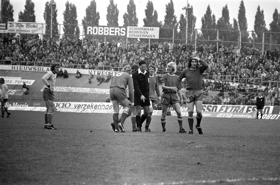 Scheidsrechter Van der Kroft geeft penalty, Bestanddeelnr 926-7492