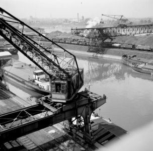 Schepen waaronder de Mesocco in de haven van Bazel-Kleinhüningen, gezien vanaf d, Bestanddeelnr 254-1281