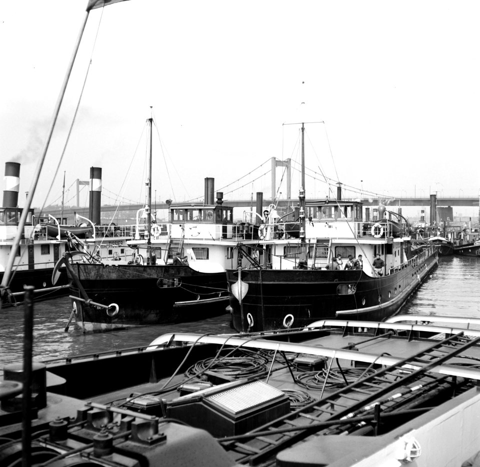 Schepen aangemeerd in de haven Duisburg-Ruhrort, op de achtergrond de Friedrich…, Bestanddeelnr 254-0986
