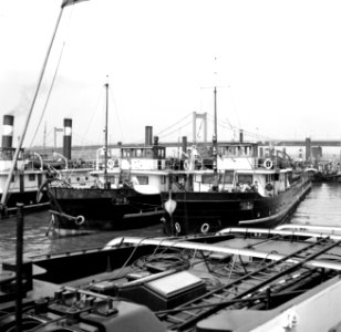 Schepen aangemeerd in de haven Duisburg-Ruhrort, op de achtergrond de Friedrich…, Bestanddeelnr 254-0986