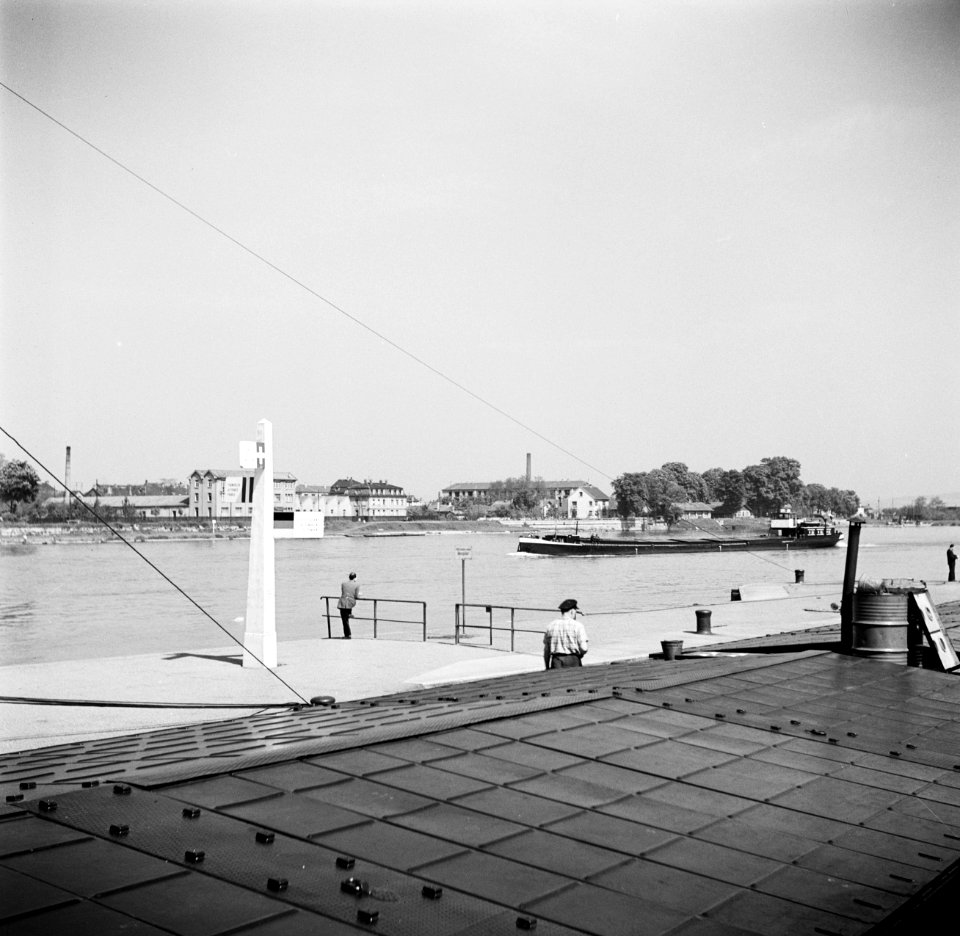 Schepen bij het drielandenpunt Duitsland, Frankrijk en Zwitserland in de haven v, Bestanddeelnr 254-1302