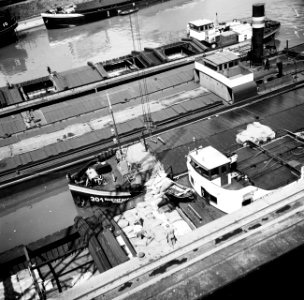 Schepen waaronder de Consolidation, Rheinfahrt 301 en Damco 230 in de overslagh…, Bestanddeelnr 254-1265