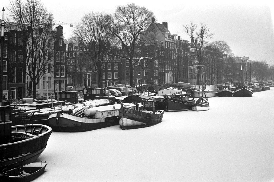 Schepen in ijs en sneeuw in Amstel, Bestanddeelnr 925-3497