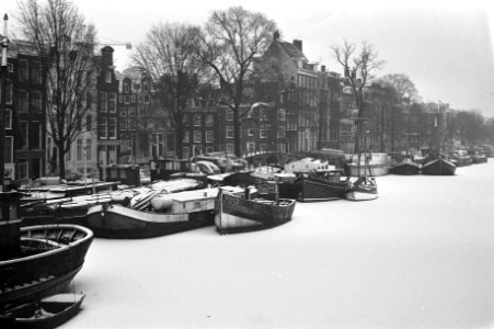 Schepen in ijs en sneeuw in Amstel, Bestanddeelnr 925-3497