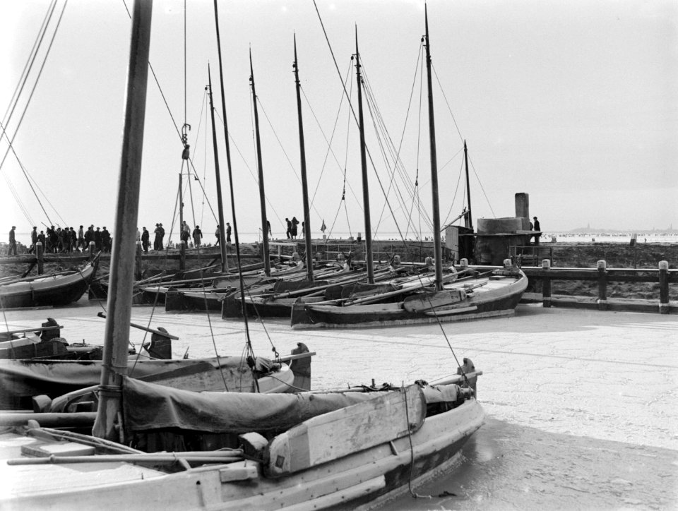 Schepen aangemeerd in de haven van Marken die is dichtgevroren, Bestanddeelnr 189-1075