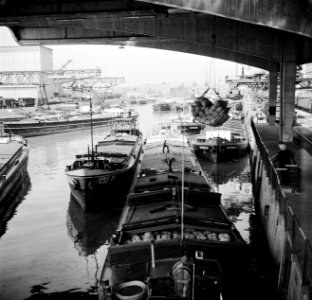 Schepen in de overdekte overslaghal van de haven van Bazel-Kleinhüningen, Bestanddeelnr 254-1314