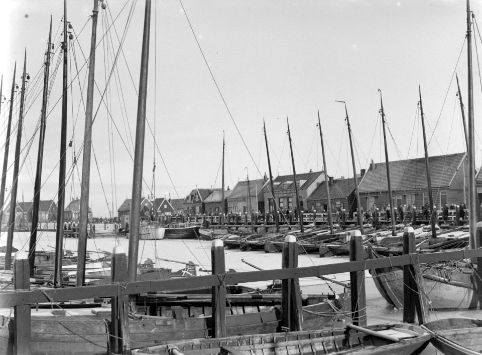 Schepen aangemeerd in de haven van Marken die is dichtgevroren, Bestanddeelnr 189-1076