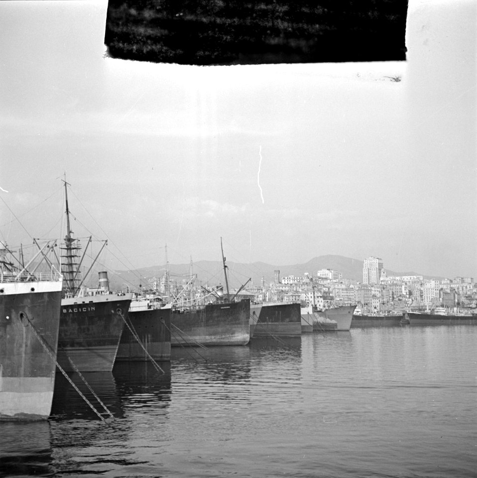 Schepen in de haven van Genua, Bestanddeelnr 255-0220