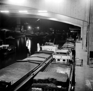 Schepen in de overdekte overslaghal van de haven Bazel-Kleinhüningen, Bestanddeelnr 254-1255