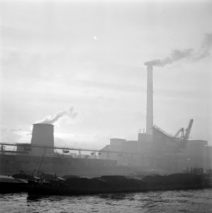 Schepen aangemeerd bij de BASF, in nevel en roet gehuld, Bestanddeelnr 254-1176