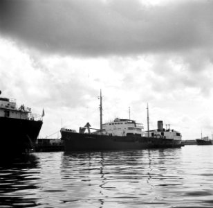 Schepen in de haven van de olieraffinaderij van de CPIM op de Isla op Curaçao, Bestanddeelnr 252-7750