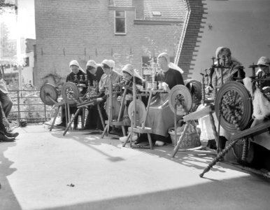 Schapendag te Ede. Dames spinnen op de markt, Bestanddeelnr 907-9572