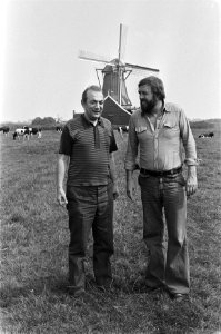 Schaker Viktor Kortsjnoi te Westzaan, met de heer Mooij (rechts), Bestanddeelnr 928-7301
