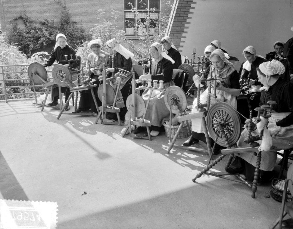 Schapendag te Ede. Dames spinnen op de markt, Bestanddeelnr 907-9574