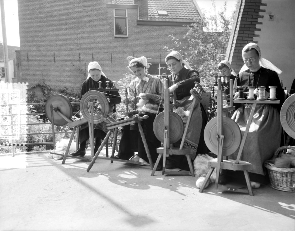 Schapendag te Ede. Dames spinnen op de markt, Bestanddeelnr 907-9576