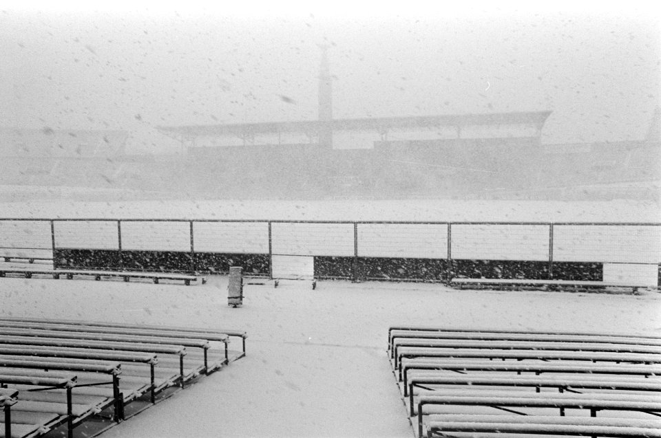 Scheidsrechter Glöckner (O-Duitsland) keurde het veld in Olympisch Stadion voor , Bestanddeelnr 923-1309