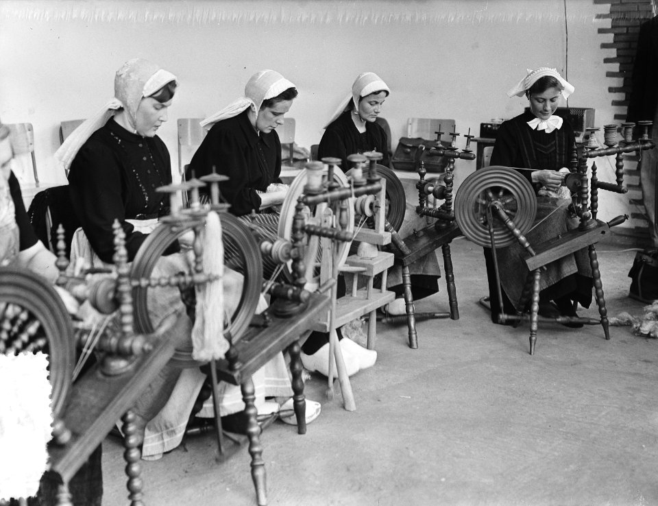 Schapenfeest Ede op de Veluwe, vrouwen aan het spinnewiel, Bestanddeelnr 907-2813
