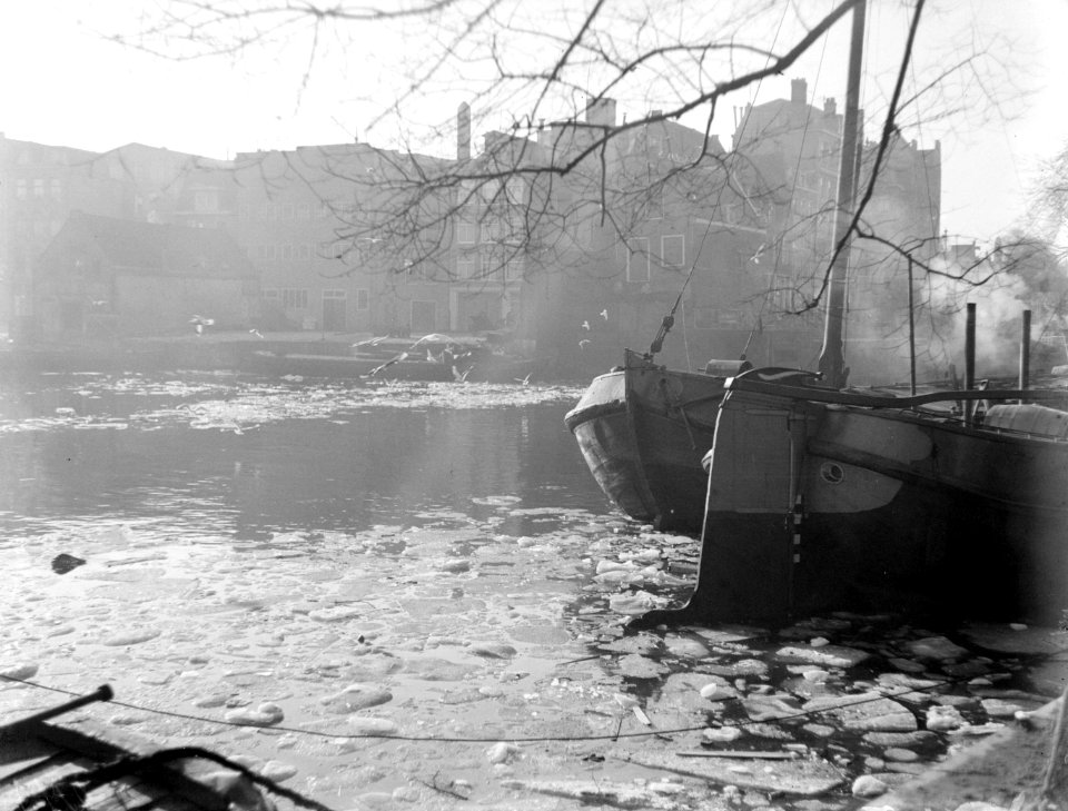 Schepen in water met gesmolten ijs bij de Jordaan in Amsterdam, Bestanddeelnr 189-0072